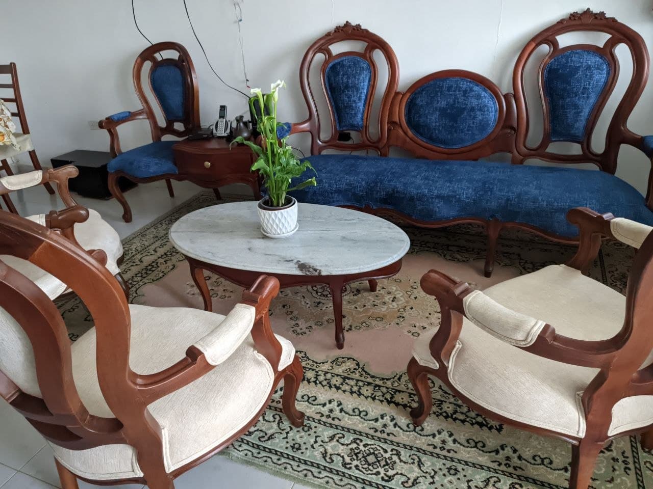 Sala de un hogar colombiano real, con muebles clásicos y buena luz natural