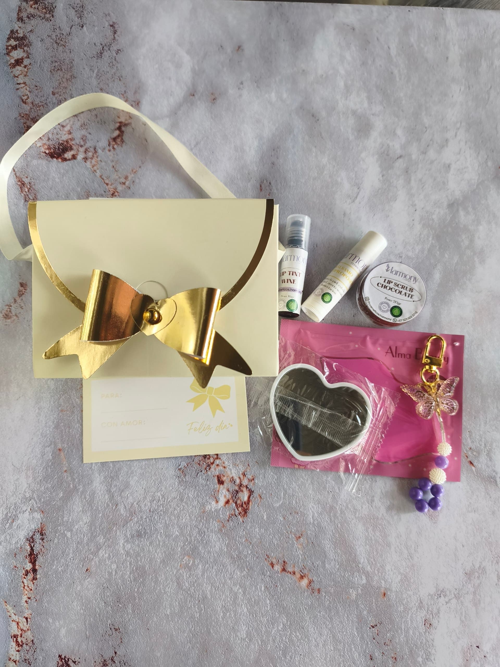 Set de regalo de cosméticos naturales con bálsamos labiales, exfoliante y accesorios