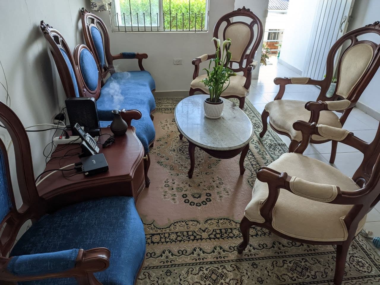 Juego de sala colombiano con muebles clásicos en madera y tapizado azul